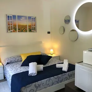 https://lantica-corte-lazzago-rooms.it-lombardy.com